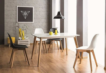 Krzesło kuchenne Moris 37x46 cm jasny szary nowoczesne oraz funkcjonalne krzesło z drewnianymi nogami