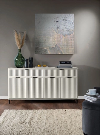 Komoda z szufladami Linka 165 cm beżowa elegancki design geometrczny kształt bryły osadzony na metalowych nogach gustowny ryflowany front