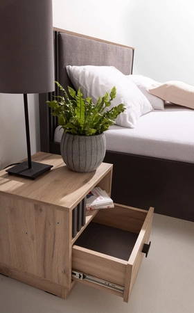 Szafka nocna z szufladą Estan dąb estana jasny / antracyt to funkcjonalny mebel w ponadczasowym designie idealna szafka nocna do sypialni