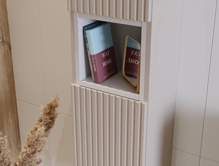 Słupek łazienkowy wiszący Nova 30 cm beżowy solidnie wykonana szafka łazienkowa z gustownym ryflowanym frontem