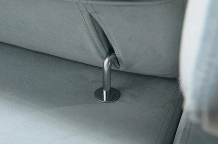 Narożnik z funkcją spania Rava błękitny prawostronny velvet komfortowy i funkcjonalny narożnik z regulowanymi zagłówkami