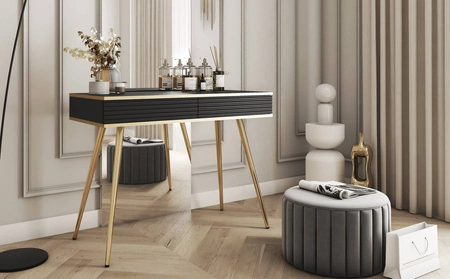 Konsola Luxury czarna z szufladami elegancka toaletka z ryflowanymi frontami wysokie złote nogi korpus zwieńczony złotą listwą