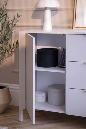 Komoda z szufladami Malumi 153 cm beżowa elegancka i funkcjonalna komoda do nowoczesnych wnętrz subtelny wzór jodełki na frontach