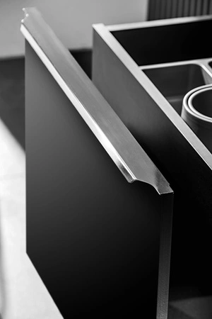 Szafka pod umywalkę nablatową Santa Fe 60 cm czarna ponadczasowa kolorystyka podkreślona metalowym chromowanym uchwytem krawędziowym