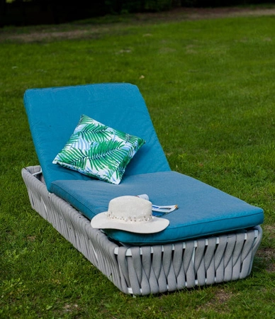 Leżak ogrodowy Corda szary funkcjonalny mebel przeplatany niebanalny design łóżko ogrodowe z regulowanym zagłówkiem turkusowy materac