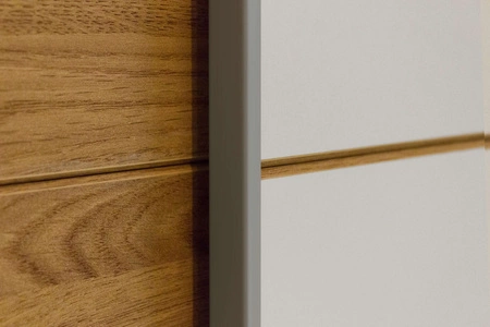 Szafa przesuwna Galaxy 200 cm biała / dąb beaufort pojemna szafa w nowoczesnej formie wyposażona w aluminiowe prowadnice drzwi