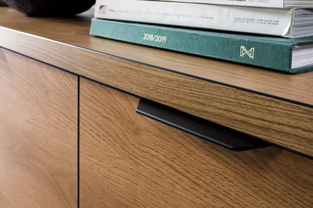 Szafka RTV Fonti 118 cm dąb karmel elegancka stylistyka szafki z szufladą czarne uchwyty krawędziowe finezyjne zdobienie frontów