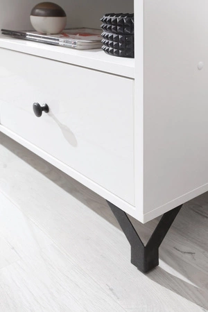 Komoda z szufladami Skien 90 cm biały połysk elegancka stylistyka prosta forma mebla wzbogacona o stylowe metalowe elementy czarne nogi