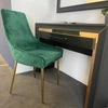 Krzesło tapicerowane Mia 48x57 cm butelkowa zieleń nowoczesne oraz funkcjonalne krzesło metalowe ze złotymi nogami
