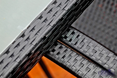 Zestaw mebli ogrodowych Avvicente czarny elegancki zestaw mebli technorattanowych klasyczna konstrukcja wpisująca się w każdy ogród