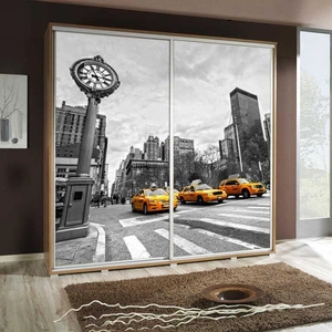 Szafa przesuwna Artistino 205 cm z grafiką taksówka schody korpus szafy w kolorze dąb catania wykonany z płyty o grubości 22mm