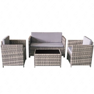 Zestaw mebli ogrodowych Calmo szary beżowy stylowy zestaw z sofą i fotelami idealne meble na taras stolik wykończony szklanym blatem