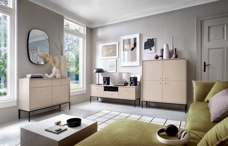 Komoda z szufladami Mono 154 cm beżowa minimalistyczny design stylowy złoty uchwyt prosta forma wzbogacona o metalowe elementy