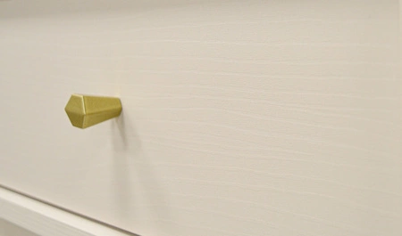 Szafka nocna Kioto III beżowa z szufladami idealna szafka do sypialni subtelne uchwyty metalowy stelaż