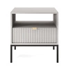 Szafka nocna z szufladą Lovro szara gustowny ryflowany dekor idealna szafka do sypialni złoty uchwyt krawędziowy