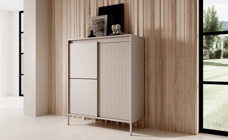 Komoda wysoka Sesti 104 cm beżowa designerska komoda o oryginalnym wyglądzie osadzona na stabilnej metalowej podstawie