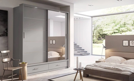 Szafa przesuwna z lustrem Arti 200 cm szara estetycznie wykonana szafa do sypialni wzbogacona oświetleniem LED pojemne szuflady