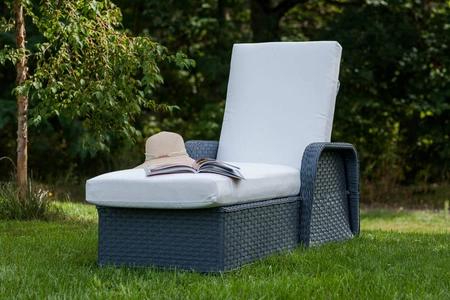 Leżak ogrodowy Matto szary elegancki charakter mebla łóżko ogrodowe z regulowanym zagłówkiem i podłokietnikami wytrzymały technorattan