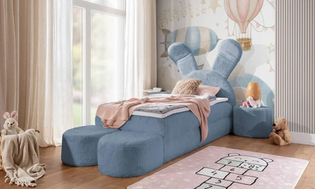 Łóżko kontynentalne Beti Plus 100x200 błękitne uroczy unikatowy zagłówek w kształcie króliczka łózko z szafkami nocnymi i pufami