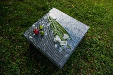 Stolik ogrodowy Altro szary niebanalny design wpisujący się w każdą ogrodową przestrzeń stolik techmorattanowy ze szklanym blatem