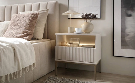 Szafka nocna z szufladą Amma beżowa gustowny ryflowany dekor oświetlenie LED idealna szafka do sypialni 