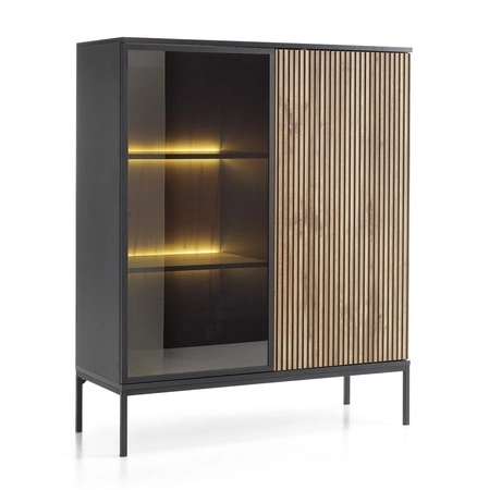 Witryna Amma 104 cm niska czarny / dąb wotan zachwyci miłośników wyrazistych wnętrz idealna do salonu oraz jadalni dekoracyjny ryflowany front