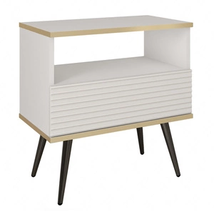 Szafka nocna z szufladą Luxury biała elegancki design korpus zwieńczony złotą listwą szafka z ryflowanym frontem czarne wysokie nogi