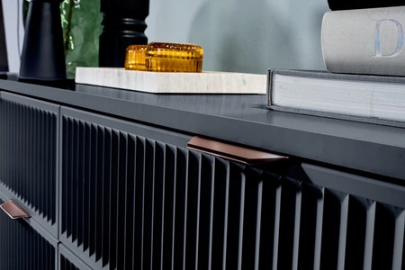 Zestaw mebli do salonu Linka indigo stylowe meble z ciekawym wzorem na frontach w postaci frezowanych ryfli czarne metalowe nogi