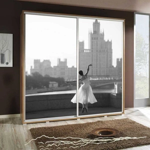 Szafa przesuwna Artistino 205 cm z grafiką baletnica II korpus szafy w kolorze dąb catania wykonany z płyty o grubości 22mm