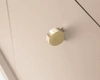 Komoda wysoka Mono 104 cm beżowa minimalistyczny design stylowy uchwyt prosta forma wzbogacona o metalowe złote elementy