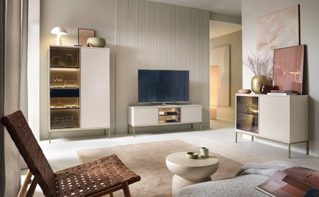 Witryna Amma 104 cm beżowa niska witryna zachwyci miłośników wyrazistych wnętrz idealna do salonu oraz jadalni dekoracyjny ryflowany front