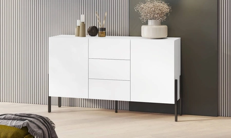 Komoda z szufladami Jukon 154 cm biała elegancka forma mebla w nowoczesnym stylu system otwierania push to open metalowe czarne nogi