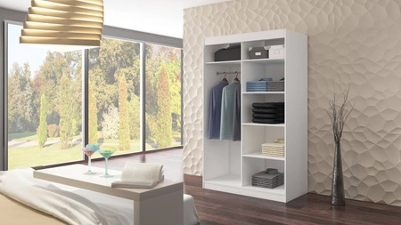 Szafa przesuwna Benisso 120 cm biała praktyczna i funkcjonalna szafa do sypialni fronty wykończone poziomymi srebrnymi listwami