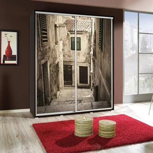 Szafa przesuwna Artistino 155 cm z grafiką uliczki korpus szafy w kolorze wenge wykonany z płyty o grubości 22mm