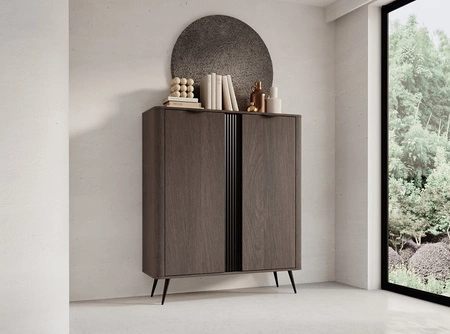 Komoda wysoka Veris 113 cm dąb dunin / czarny stylowe zaokrąglone krawędzie ozdobna ryflowana listwa podkreśla oryginalny design