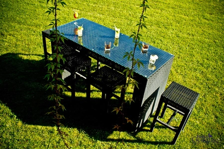 Zestaw mebli ogrodowych Geniale czarny nietuzinkowy zestaw barowy idealny wybór dla miłośników ciekawych elementów dekoracyjnych