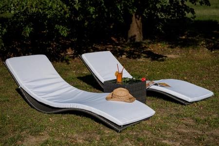 Leżaki ogrodowe Successo szare unikalna i oryginalna stylistyka zestaw leżaków ze stolikiem wykonanie z wytrzymałego technorattanu