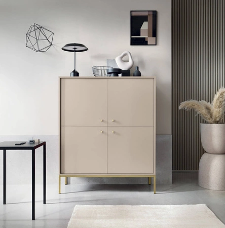 Komoda wysoka Mono 104 cm beżowa minimalistyczny design stylowy uchwyt prosta forma wzbogacona o metalowe złote elementy