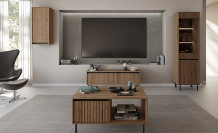 Witryna Osaka 56 cm dąb evoke / czarna elegancka witryna do salonu o minimalistycznym designie gustowny ryflowany front szkło hartowane