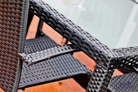 Zestaw mebli ogrodowych Avvicente czarny elegancki zestaw mebli technorattanowych klasyczna konstrukcja wpisująca się w każdy ogród