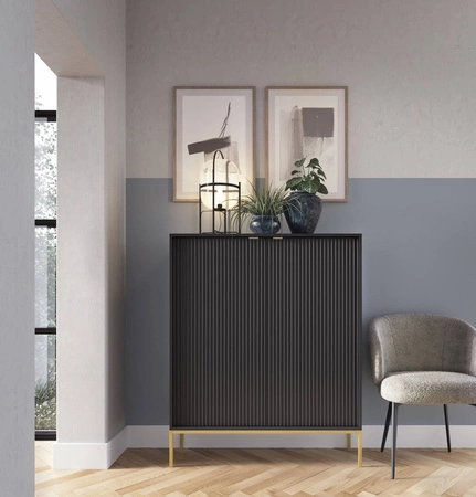 Komoda Lovro 104 cm czarna nowoczesny design komoda wzbogacona o złote dodatki zachwyci miłośników wyrazistych wnętrz