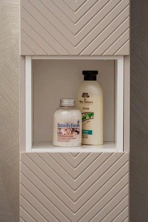 Zestaw mebli łazienkowych Viva beżowy / biały elegancki design subtelna kolorystyka podkreślona frezowaniem w kształcie jodełki