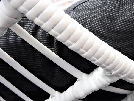 Fotel wiszący Bellissimo biały uniwersalny fotel z niebieską poduchą do ogrodowej strefy wypoczynku odporny na warunki atmosferyczne