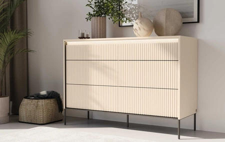 Komoda z szufladami Trend 130 cm beżowa pojemna komoda do sypialni o wyjątkowym designie ryflowane fronty z subtelnym oświetleniem