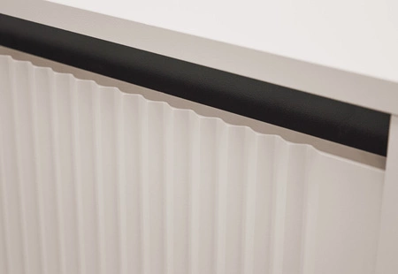 Meblościanka Osaka beżowy / czarny nowoczesny design podkreślony modną kolorystyką wysokie metalowe czarne nogi gustowny ryflowany front