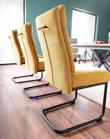 Krzesło tapicerowane Berry żółte nowoczesne oraz funkcjonalne krzesło do jadalni z metalowymi płozami krzesło z uchwytem