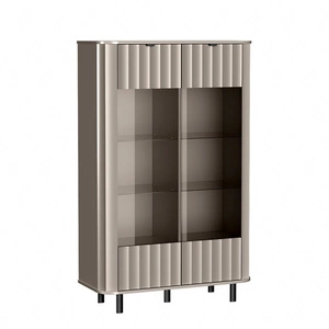 Witryna niska Novado 98 cm clay grey nowoczesna witryna o lekkim stylu zaokrąglone krawędzie metalowe uchwyty wysokie nogi