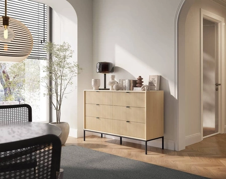 Komoda z szufladami Lovro 154 cm dąb vicenza nowoczesny design zachwyci miłośników wyrazistych wnętrz ryflowane fronty metalowe uchwyty