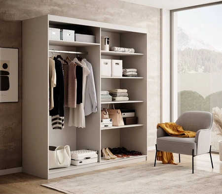 Szafa przesuwna z lustrem Delia 180 cm biała stylowa szafa z ozdobnymi lamelami w kolorze drewna wpasuje się do każdej aranżacji