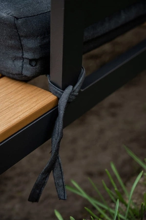 Zestaw mebli ogrodowych Massimo czarny stylowy design narożnik z poduszkami metalowa konstrukcja blat stolika wykończony polywood